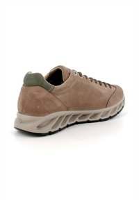 Sneaker in suede marrone con una finitura testurizzata, dotato di una suola beige imbottita e un accento verde sul tallone. Design con lacci e occhielli.