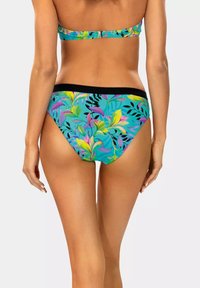 Damskie bikini w intensywnym kwiecistym wzorze w kolorach turkusowym, różowym i zielonym. Czarna guma w talii, wykonana z gładkiego, elastycznego materiału.