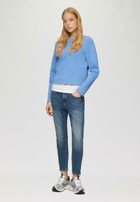 QS SADIE MID RISE ZIPPER AM SAUM SUPERSTRETCH - Jean slim - blau