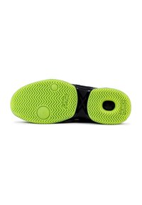 Suela de zapato deportivo negro con una suela de goma verde brillante que presenta un patrón de zigzag y puntos de agarre circulares.
