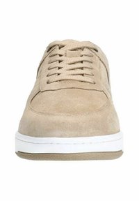 Sneaker in suede beige con punta arrotondata, dotate di suola in gomma bianca e lacci coordinati, arricchite da dettagli di cucitura discreti.