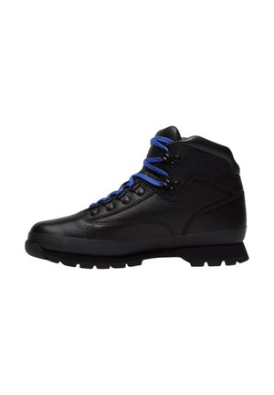 Schwarzer Leder-Wanderschuh mit blauen Schnürsenkeln, Metallösen, gepolstertem Schaft und dicker Gummisohle für guten Halt, in Seitenansicht dargestellt.