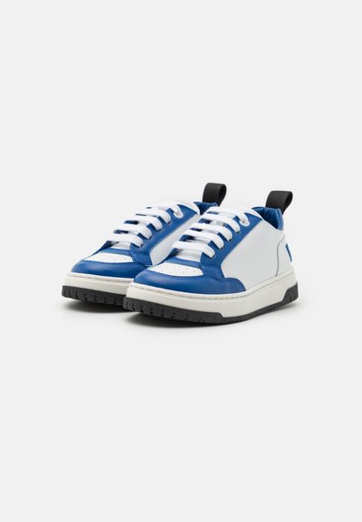 Blauwe en witte sneakers met een gladde leren bovenkant, verstevigde neus, zwarte accenten en een gestructureerde rubberen zool. Voorzien van witte veters.