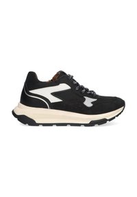 Zwarte sneaker met mesh- en suede-materialen. Beschikt over een witte swoosh-ontwerp, zwart-witte veters en een crèmekleurige tussenzool met textuurdetails.