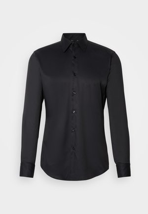 Camisa preta de botão, feita de tecido suave, com colarinho clássico, mangas longas e fecho de botão na frente.