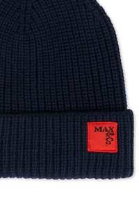Berretto di maglia blu navy con texture a coste e risvolto, caratterizzato da una toppa quadrata rossa con testo nero.