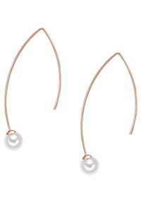 Rosen-guld øreringe med et buet design; hver har en hvid perle i enden. Glat tekstur med minimalistisk æstetik.