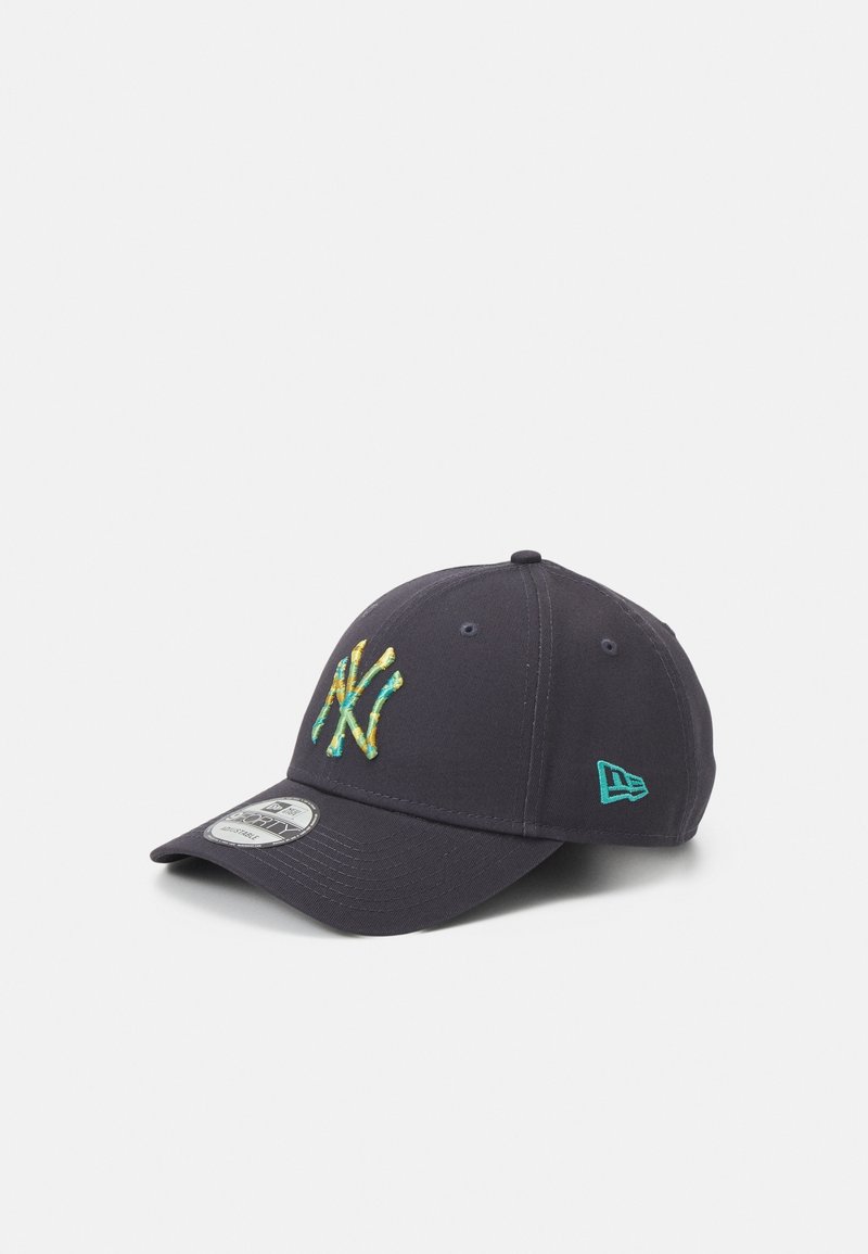 Casquette de baseball noire avec logo NY multicolore brodé sur le devant et logo turquoise sur le côté, présentée sur fond blanc.