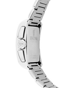 Srebrna ura iz nerjavnega jekla s poliranim ohišjem, ki ima teksturiran pas in vgravirano logo na hrbtni strani. Geometrijski oblikovni poudarki.