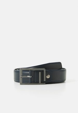 Ceinture en cuir bleu marine roulée avec une boucle rectangulaire en métal argenté et des coutures visibles le long des bords.