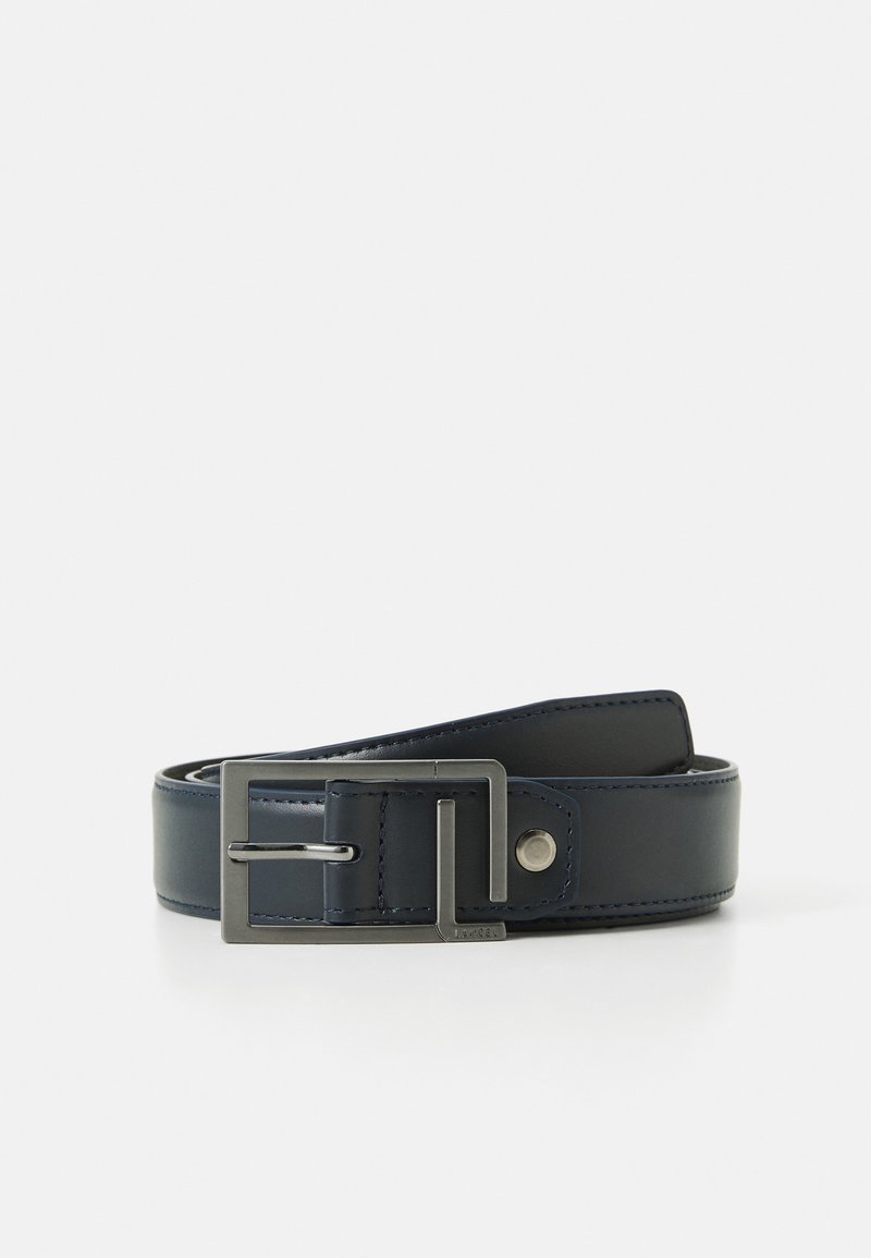 Cinto de couro azul marinho enrolado com uma fivela retangular de metal prateado e costura visível ao longo das bordas.