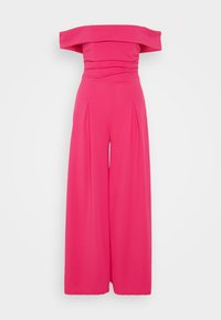 Jumpsuit s odhalenými ramenami v jasnej ružovej farbe, s priliehavým telom a širokým strihom s záhybmi, vyrobený z hladkej, elastickej tkaniny.