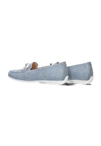 Lichtblauwe dennen slip-on schoenen met witte rubberen zolen, voorzien van een decoratieve strik en een gestructureerde afwerking op het bovenmateriaal.