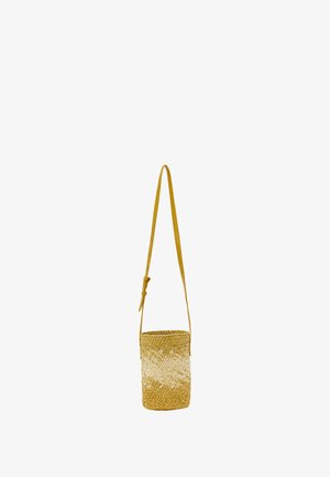 Sac en paille tressée en forme cylindrique, avec une sangle en cuir jaune et un motif tissé bicolore en couleurs claires et foncées.