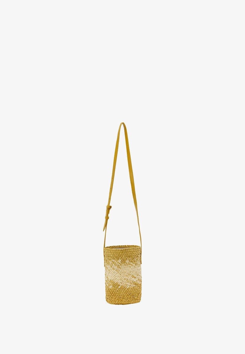 Vævet strå crossbody taske med cylindrisk form, der har en gul læderrem og et tofarvet vævet mønster i lyse og mørke farver.
