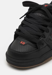 Globe FUSION - Skate shoes - black/red
