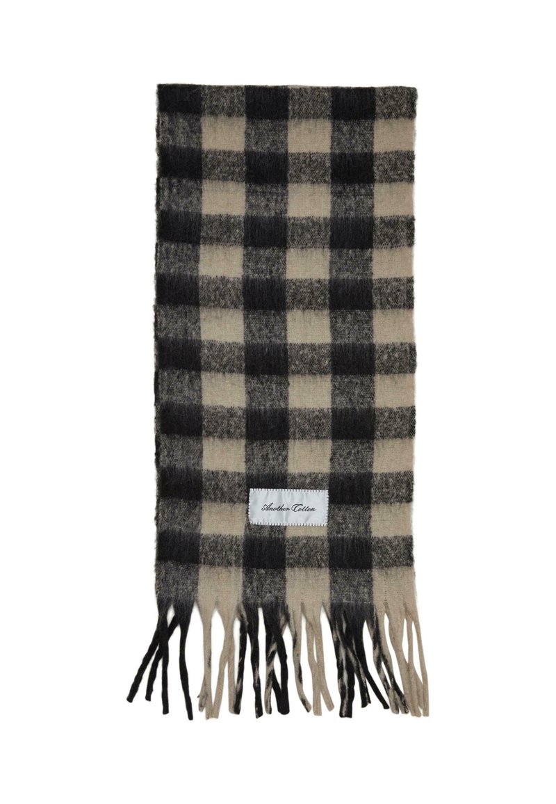 Uldblandet tørklæde med et sort og beige ternet mønster, med frynsede kanter og en hvid label syet på.
