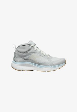 Graue Sportschuhe mit hohem Knöcheldesign, Obermaterial aus Mesh, strukturierten Mustern, hellblauen Akzenten und Gummisohle mit Profilmuster.