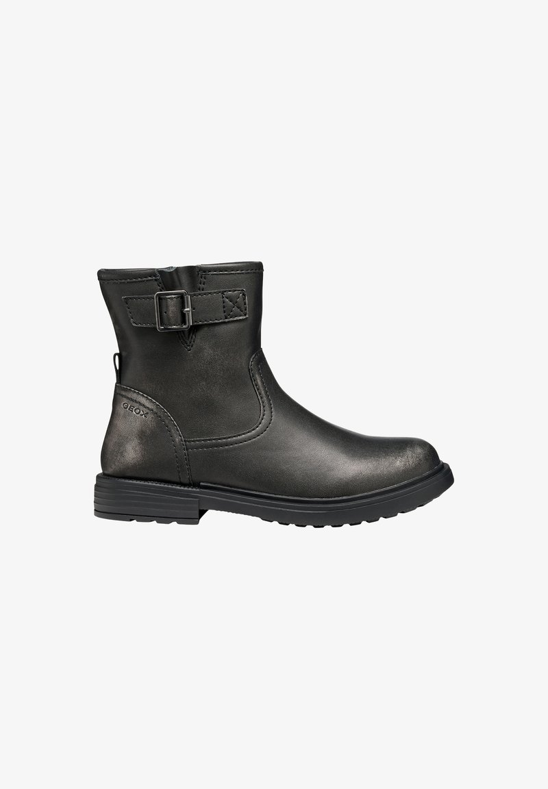 Bottines noires en cuir avec une finition mate, détail de boucle sur le côté et semelle texturée pour une meilleure adhérence. Design à bout arrondi et talon bloc bas.