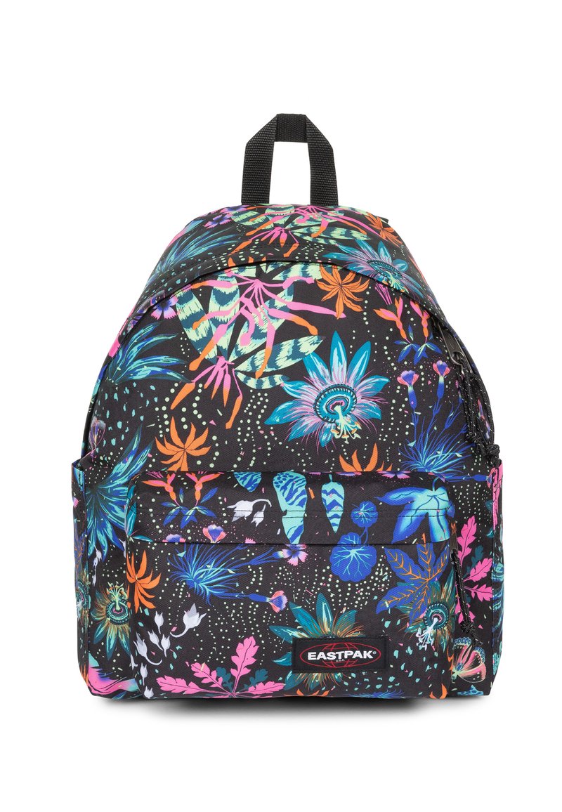 Mochila negra con estampados florales vibrantes y multicolores, que cuenta con un compartimento principal, un bolsillo frontal y una asa superior. Fabricada con tela duradera.