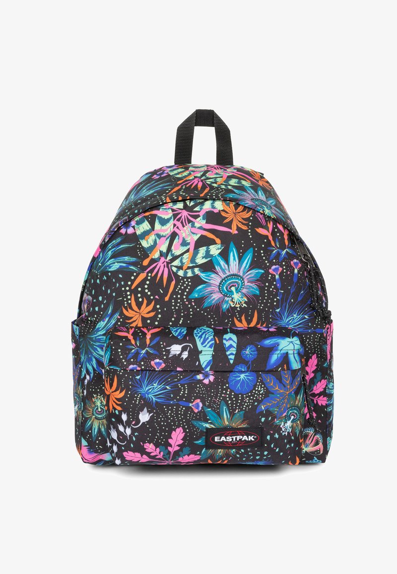 Mochila negra con estampados florales vibrantes y multicolores, que cuenta con un compartimento principal, un bolsillo frontal y una asa superior. Fabricada con tela duradera.