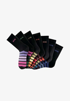 Acht Paare schwarze Socken mit unterschiedlichen bunten Streifenmustern und den Buchstaben "HIS" in verschiedenen Farben auf dem Bündchen gestickt.
