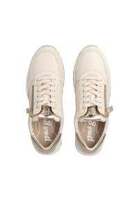 Beige Leder-Sneaker mit Schnürsenkeln und seitlichem Reißverschluss, mit einer strukturierten Oberfläche, abgerundetem Zehenbereich und goldenen Akzenten am Reißverschluss-Zipper.