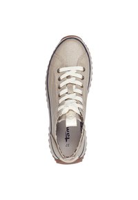 Baskets décontractées beige avec des lacets blancs, une semelle en caoutchouc et un logo de marque visible sur la semelle intérieure, vues de dessus.
