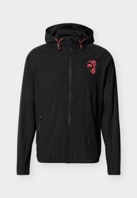 Μαύρο μπουφάν με κουκούλα, κλείσιμο με φερμουάρ και κόκκινες λεπτομέρειες. Διαθέτει πλαϊνή τσέπη και στυλιζαρισμένο λογότυπο στο στήθος. Λεία υφή, αθλητική εφαρμογή.