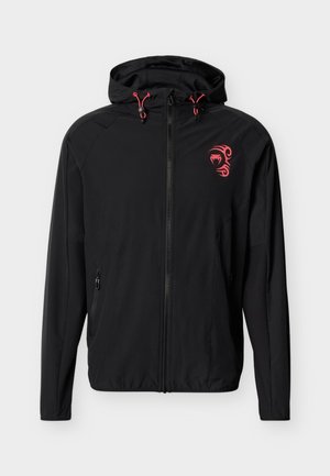 Czarna kurtka z kapturem, zamkiem błyskawicznym i czerwonymi akcentami. Posiada boczną kieszeń oraz stylizowane logo na piersi. Gładka tekstura, sportowy krój.