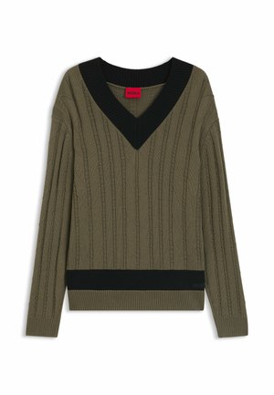 Maglione lavorato a maglia verde oliva con scollatura a V, caratterizzato da dettagli a costine neri al colletto e all'orlo. Include un motivo a trecce testurizzato.