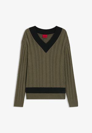 Maglione lavorato a maglia verde oliva con scollatura a V, caratterizzato da dettagli a costine neri al colletto e all'orlo. Include un motivo a trecce testurizzato.