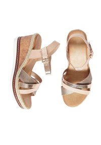 Sandali con zeppa rosa chiaro con accenti metallici, cinturini testurizzati e una suola simile al sughero. Presentano una fibbia sul cinturino alla caviglia.