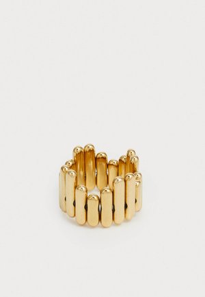 Anello d'oro composto da segmenti allungati e arrotondati con una finitura lucida. Presenta una superficie liscia e una forma circolare.