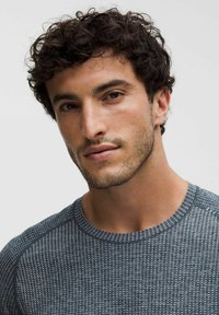 Krátky rukáv, štruktúrovaná šedá košeľa s okrúhlym výstrihom, s jemným vzorom a kontrastným stehom pozdĺž švov.