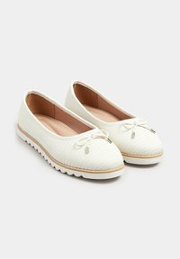 Ballet flats in tessuto bianco intrecciato con punta arrotondata, piccolo dettaglio a fiocco e suola testurizzata. Presentano una soletta imbottita e sottili accenti dorati.