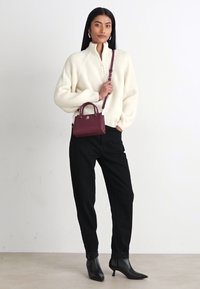 Tommy Hilfiger ETERNITY MICRO TOTE MONO - Håndveske - raspberry truffle