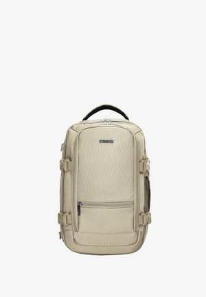 Zaino beige con finitura testurizzata, tasca frontale con zip e spallacci laterali regolabili. Presenta una maniglia superiore e un logo brandizzato.