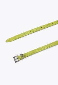 Zielona skórzana pasek w odcieniu limonki o gładkiej fakturze, z regulowanymi otworami i srebrną metalową klamrą z dekoracyjnymi akcentami.
