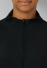 Schwarzes, geripptes Zip-Up-Oberteil mit hohem Kragen und einem glatten Reißverschluss. Der Stoff wirkt dehnbar und bequem anliegend.