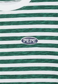 Camiseta de rayas verde y blanca, de material de algodón, con cuello redondo, que presenta un logotipo ovalado azul con "PEPE" en texto blanco centrado en el pecho.