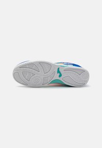Suela de zapato deportivo con base de goma blanca, que presenta un acento en turquesa y un patrón de relieve texturizado para mayor agarre y soporte.