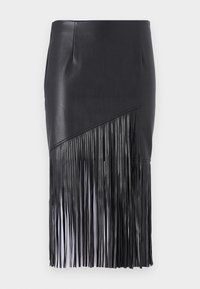 Fekete bőr szoknya, francia díszítéssel az alján, sima textúrával és aszimmetrikus formával.