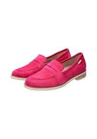 Mocassins en daim rose avec des détails perforés, une bande lisse sur le dessus et une semelle de couleur claire.