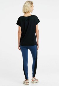 Protest PRTLOQUAT - Jednoduché tričko - true black