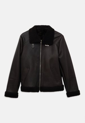 Zwarte leren jas met een faux shearling kraag en manchetten. Voorzien van een rits aan de voorkant en zijzakken. Gladde textuur met een minimalistisch ontwerp.