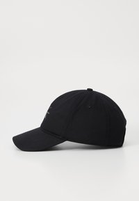 Casquette noire en coton avec une visière courbée, un design structuré et un petit logo à l'avant. Comprend des trous de ventilation sur les côtés.