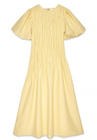 Robe jaune en tissu texturé, avec des détails froncés, des manches courtes bouffantes et une coupe décontractée. Longueur midi, encolure ronde.