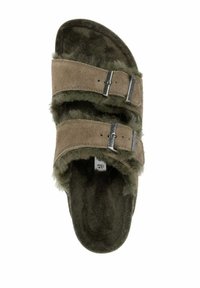 Sandal in suede marrone con due cinghie regolabili, fodera morbida e plantare soffice e testurizzato. Ideale per comfort e abbigliamento casual.