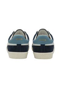 Zapatillas de ante azul marino con acentos en el talón en azul claro, con una suela blanca texturizada y el logotipo dorado de "Gola" en el talón.